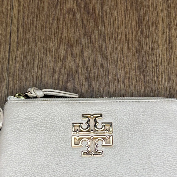 🔥🔥🔥Tory Burch Soft Peach Wristlet with Gold Logo🔥🔥🔥 - Picture 3 of 13
